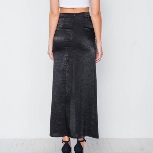 Night and Day long satin skirt with slit - Picture 4 of 10